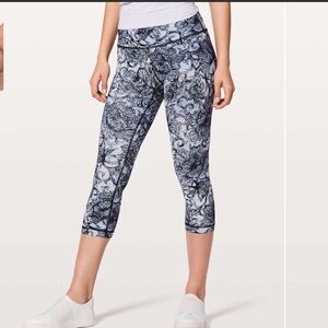 Lululemon Wunder Under Crop (Hi-Rise) *Full-On Luxtreme 21" Blue Floral Size 6